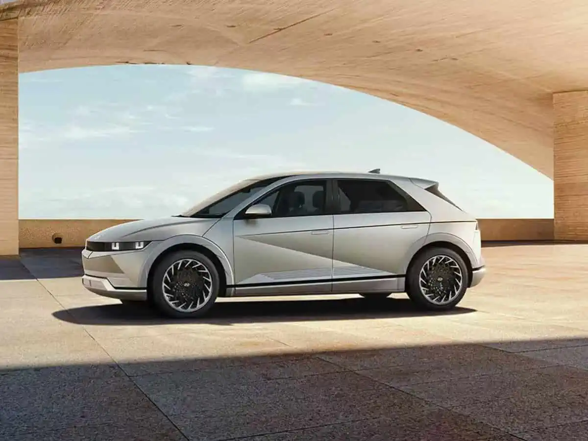 World Premiere Facade — frame 2