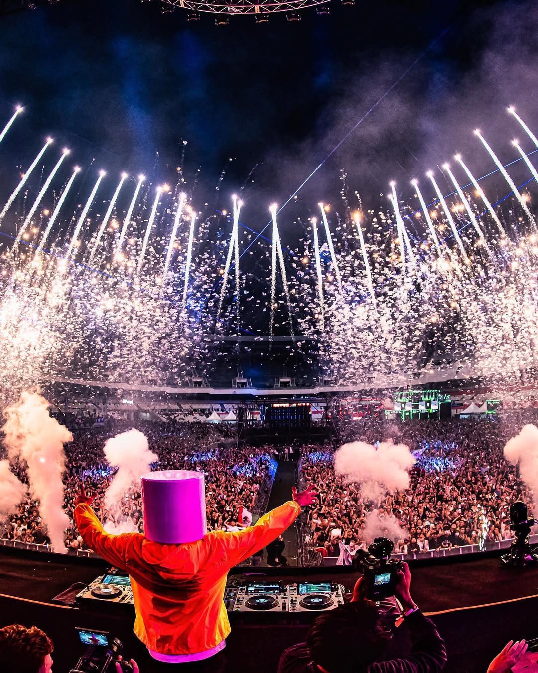 메인 스테이지 라이브 A/V — frame 2